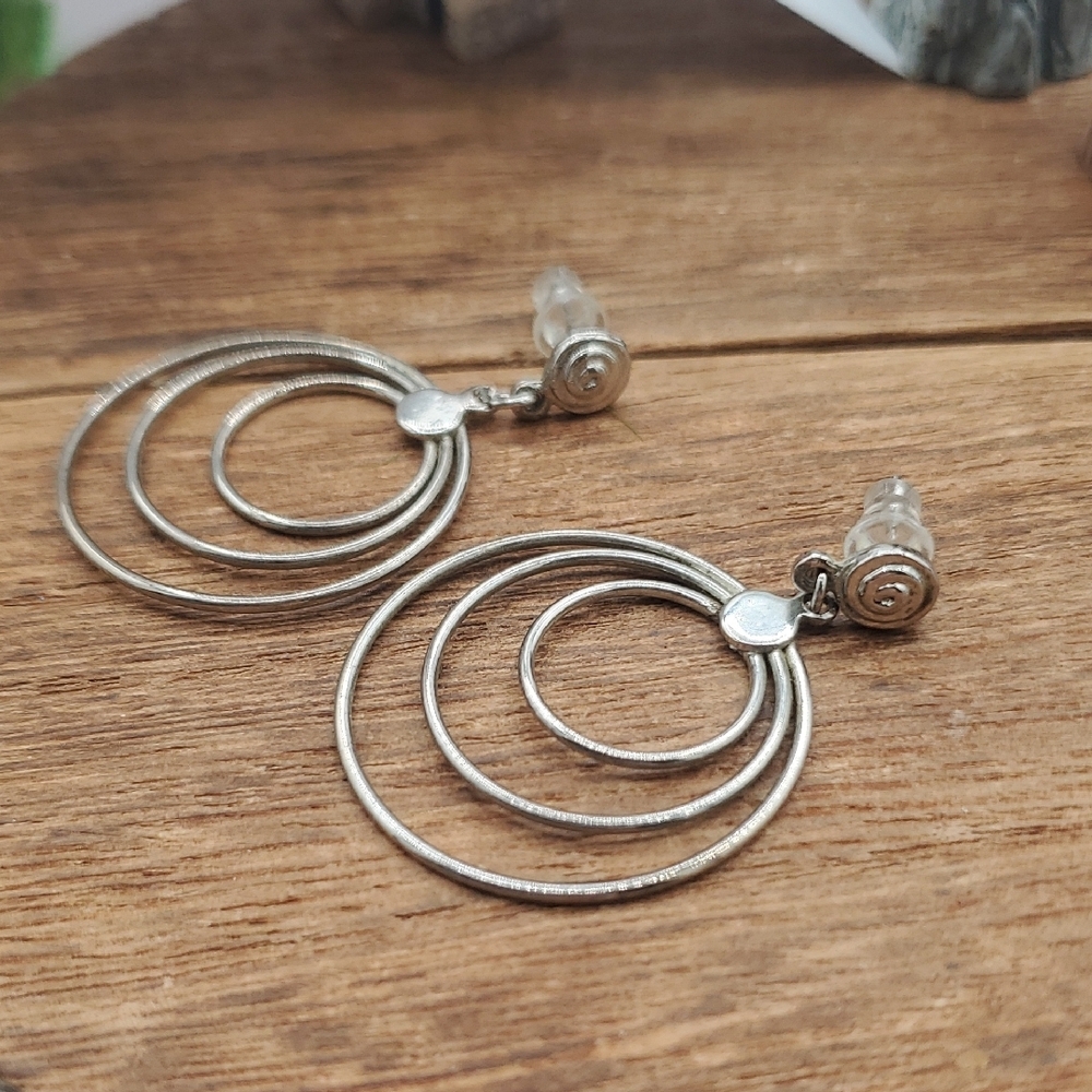 Elegant Silver Tone Dizzy Hoop Earrings E726